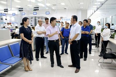 山東市場監(jiān)督管理局調研組深入西海岸新區(qū)政務服務大廳開展市場調研服務